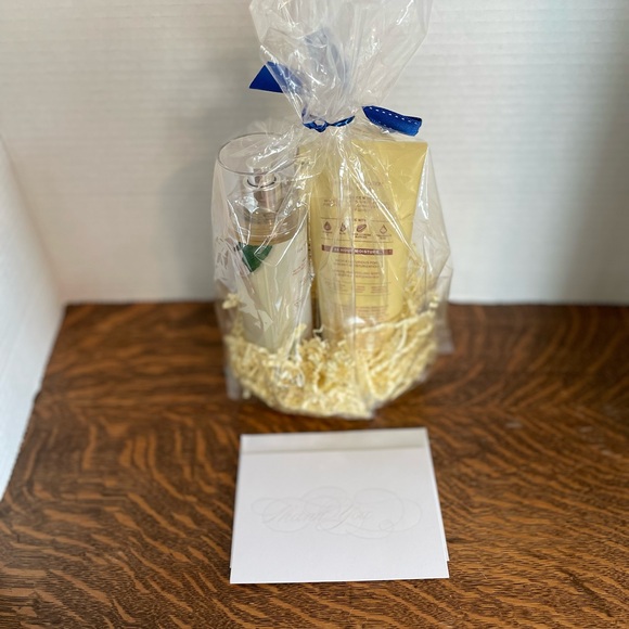 White Tea and Ginger Body Cream, Shower Gel & Mist - Picture 14 of 14